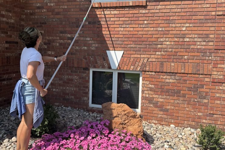 Flo washing residential windows